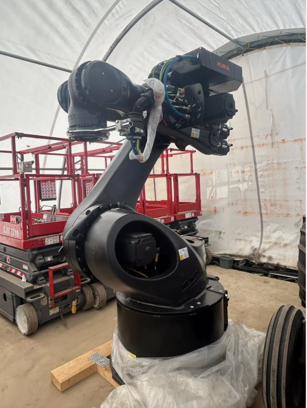 BRAND NEW Kuka KR360 R2830/FLR six axis robot with RC4 controller
