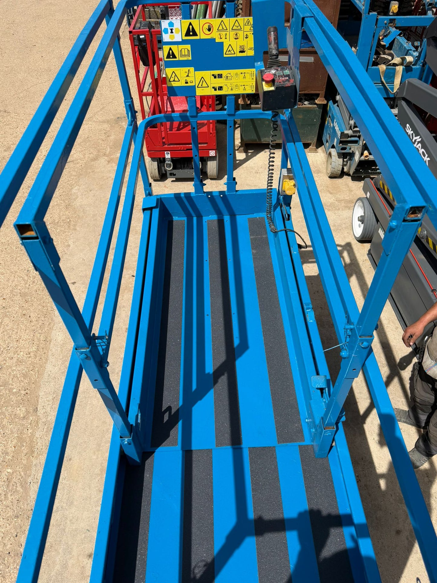 2015 Genie 2632 Scissor Lift Access Platform MEWP (Genie,JLG)