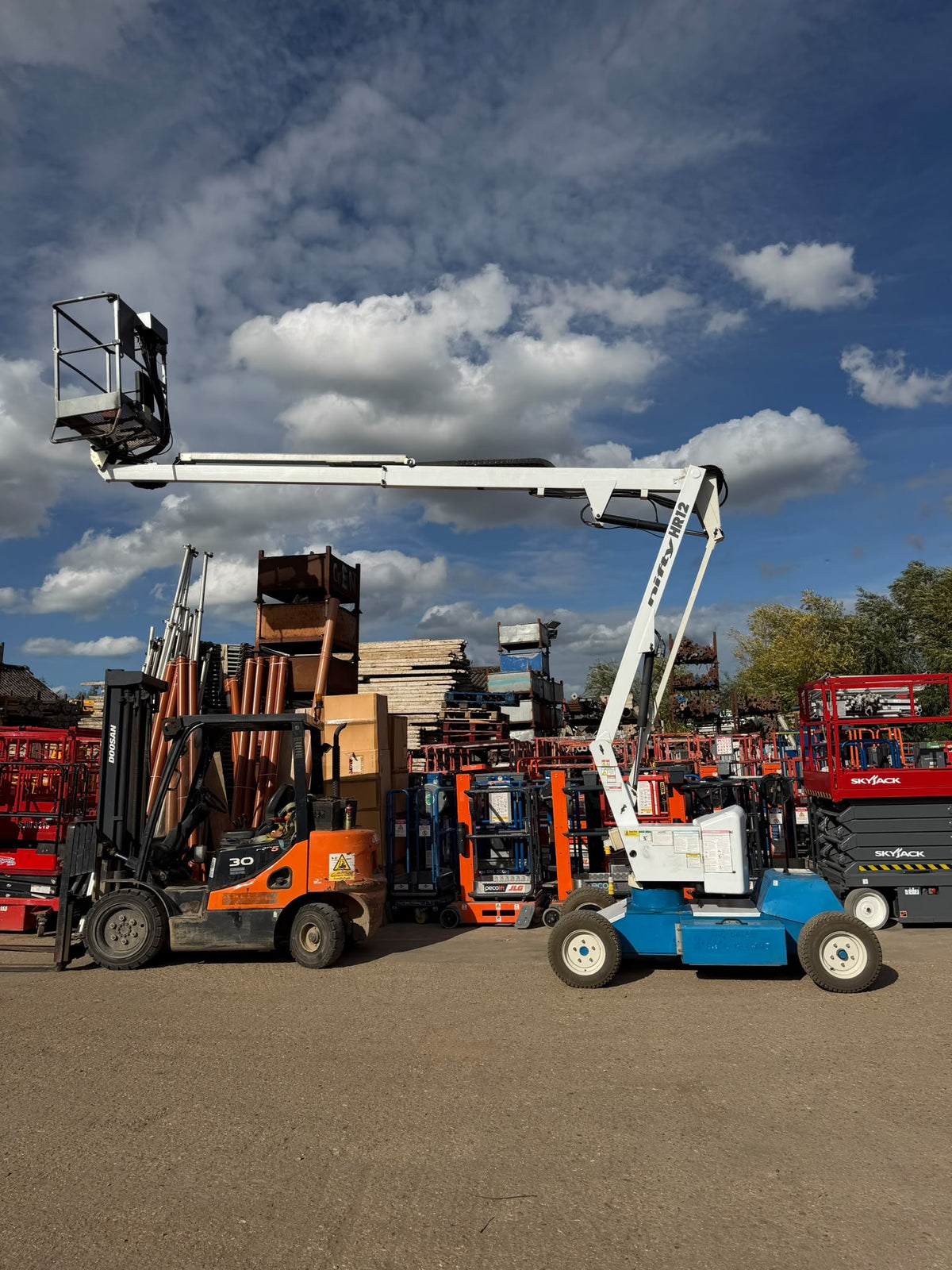 2014 Nifty HR12 Scissor Lift Access Platform Cherry picker