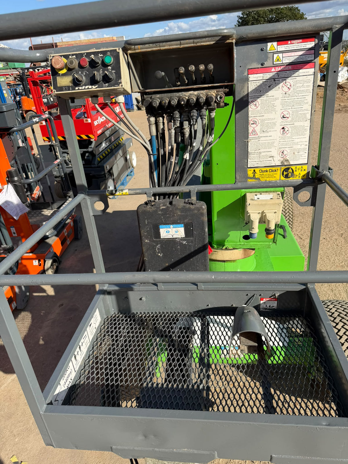 2014 Nifty HR12 Scissor Lift Access Platform Cherry picker
